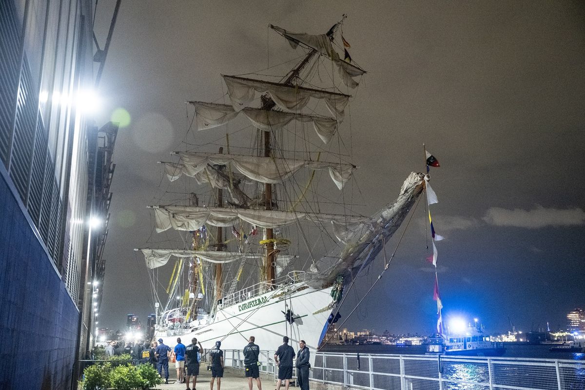 Tiang kapal Cuauhtemoc milik Angkatan Laut (AL) Meksiko patah setelah menabrak jembatan Brooklyn di New York, Amerika Serikat, Sabtu (17/5/2025) malam waktu setempat. Insiden ini membuat dua orang tewas dan 17 korban luka-luka.