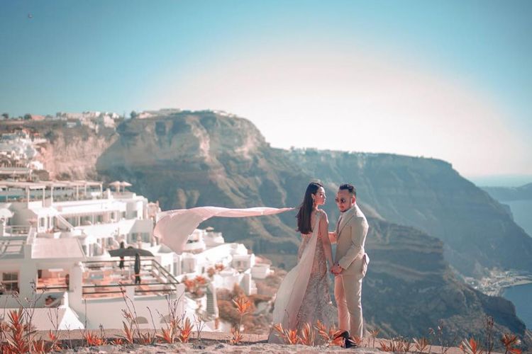 Samuel Wongso bersama kekasihnya melakukan sesi foto prewedding di Santorini.