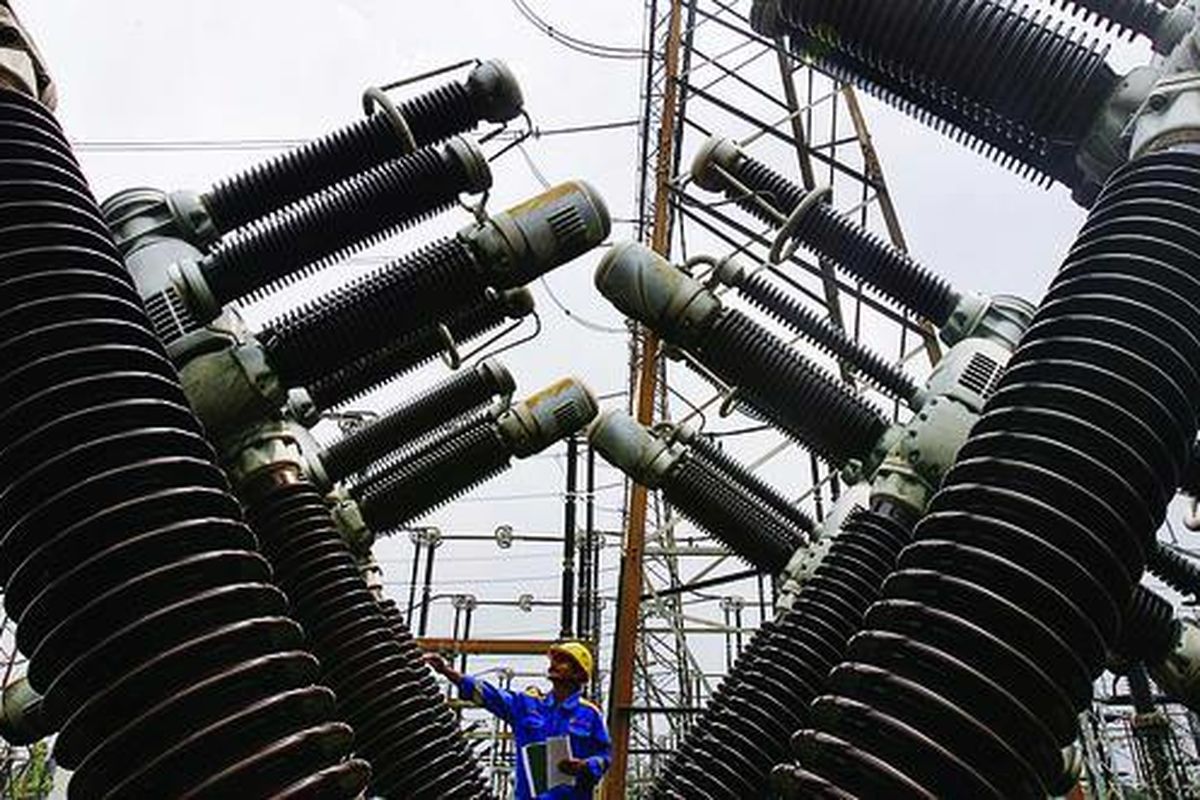 Kegiatan perawatan dan pengembangan instalasi jaringan listrik di gardu induk gandul trafo, Cinere, Jakarta.