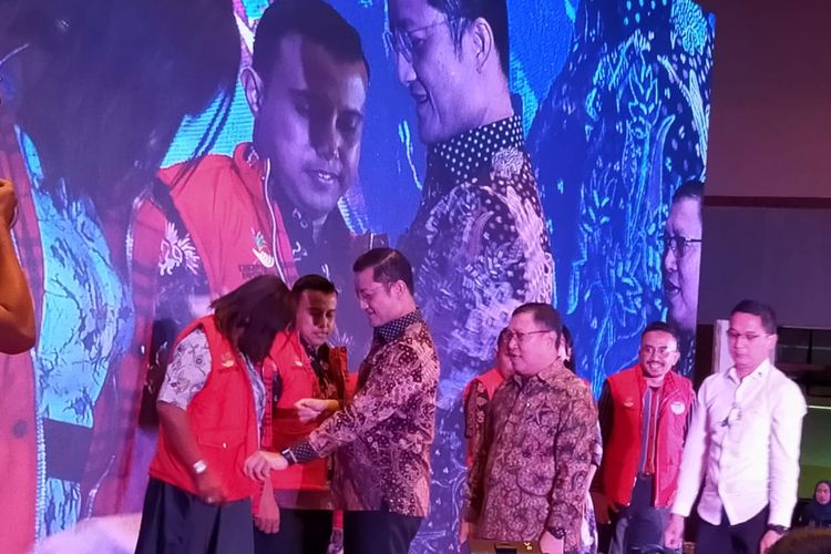 Menteri Sosial RI Juliari P. Batubara menyematkan tanda peserta kepada perwakilan korteks Wilayah II