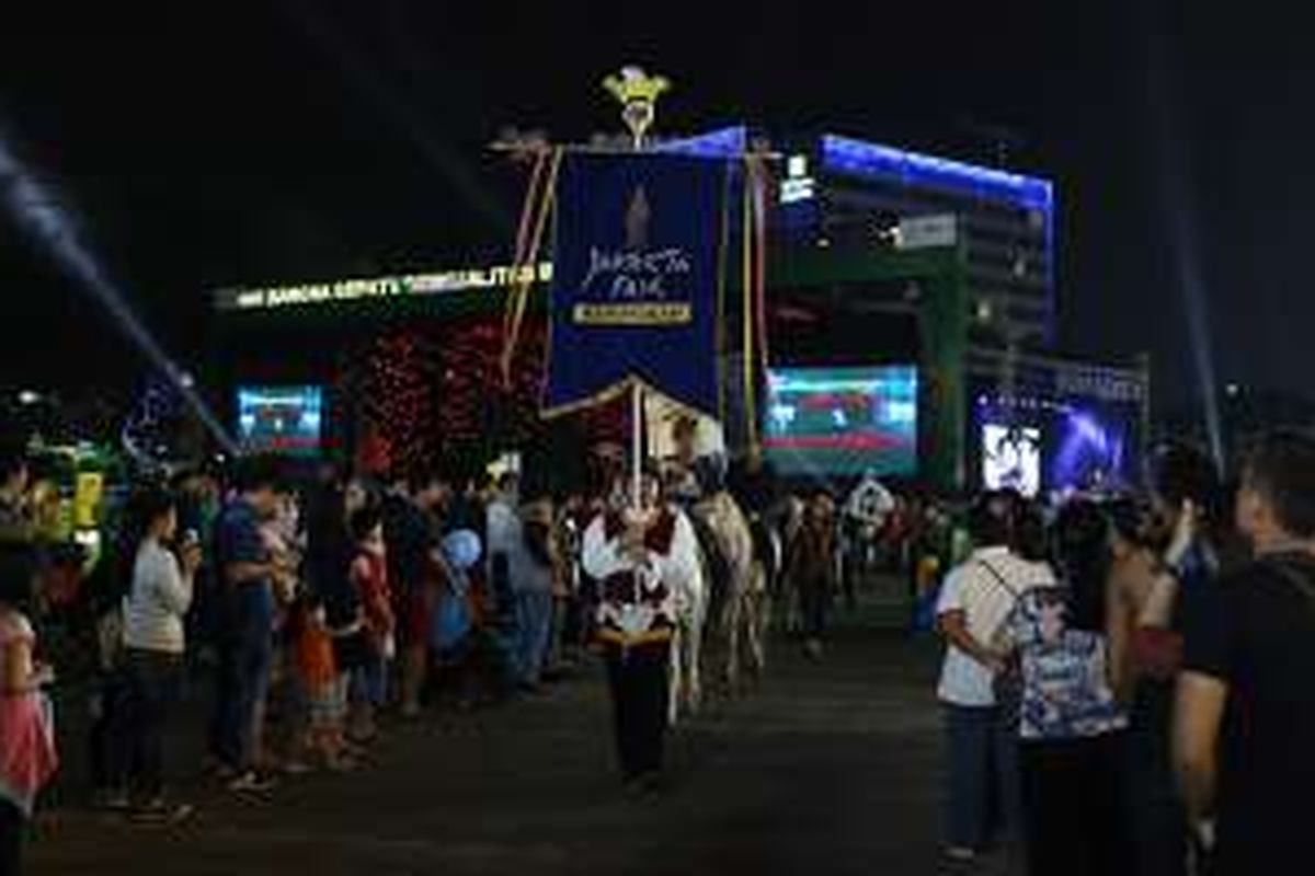 Karnaval dan marching band di acara Jakarta Fair Kemayoran, Jakarta, Selasa (14/06/2016). Acara tahunan dalam rangka merayakan HUT Ke-489 Kota Jakarta tersebut diikuti sekitar 2700 peserta pameran dan dimeriahkan ratusan musisi Tanah Air, berlangsung 10 Juni-17 Juli.