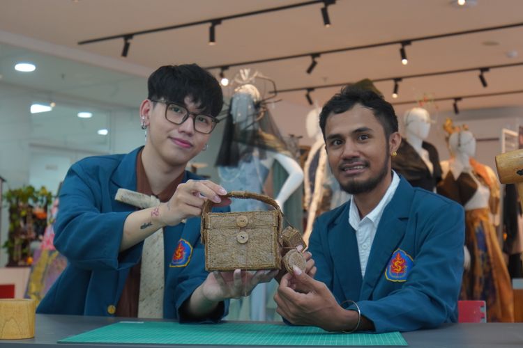 Serabut Kelapa Disulap Jadi Tas, Inovasi Mahasiswa Surabaya yang Ramah Lingkungan