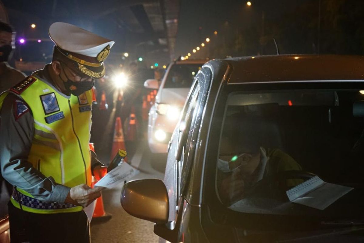 Polisi memgecek dokumen pendukung Pelaku Perjalanan Dalam Negeri (PPDN) kendaraan yang melintas di Jalan Tol Jakarta-Cikampek pada periode larangan mudik 6-17 Mei 2021