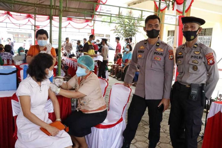 Gerai Vaksinasi Presisi Polres Toraja Utara, Sulawesi Selatan diminati warga, Polisi menyiapkan sembako, doorprize berupa barang elektronik dan hadiah utama seekor Kerbau senilai Rp 20 juta, Jumat (17/12/2021)