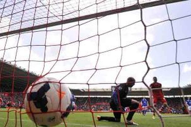 Reaksi penjaga gawang Everton, Tim Howard, ketika gawangnya dibobol bek Everton asal Paraguay, Antolin Alcarez, pada menit pertama laga melawan Southampton, Sabtu (26/4/2014). Everton kalah 0-2.