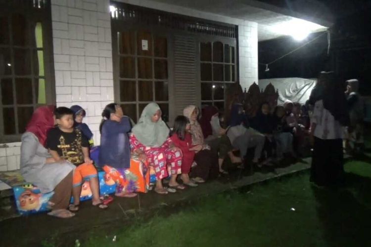 Warga Desa Paku Haji, Kecamatan Cisalak, Kabupaten Subang, tengah menunggu kabar pasti kecelakaan bus yang membawa rombongan peziarah dari SMP IT Al Muaawanah, Kamis (11/3/2021) dini hari.