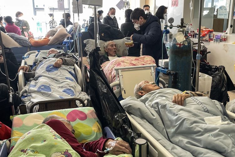 Para pasien berbaring di ranjang Rumah Sakit Tongren, Shanghai, China, Selasa (3/1/2023). Dokter senior di RS Ruijin Shanghai mengatakan, sekitar 70 persen populasi kota besar tersebut mungkin sudah terinfeksi Covid-19, seiring lonjakan kasus yang terjadi di China.