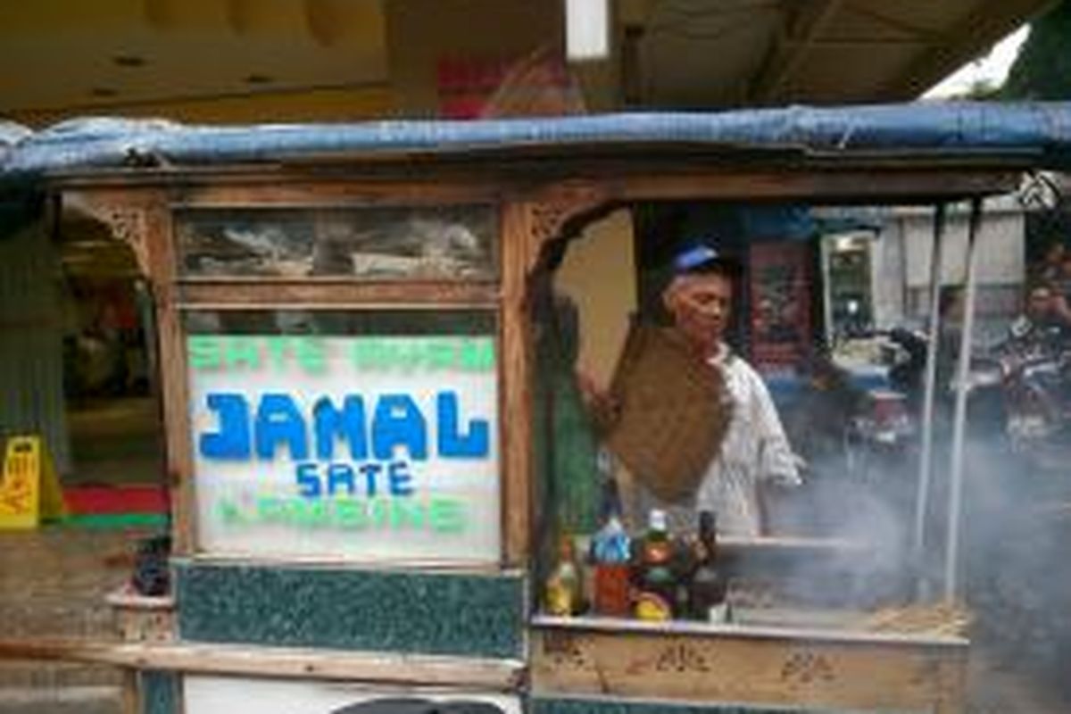 Jamal (66) penjual sate di kawasan jalan Sabang, Jakarta Pusat yang tetap menjajakan usahanya meski ada aksi teror di kawasan Sarina Kamis (14/1/2016).