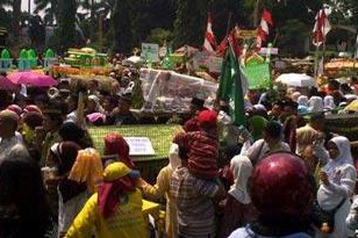 Kerumunan orang di Festival Seribu Dongdang yang pertama kali diadakan di Cibinong, Kabupaten Bogor, untuk memeriahkan peringatan Maulid Nabi Muhammad SAW, Sabtu (26/2/2010).