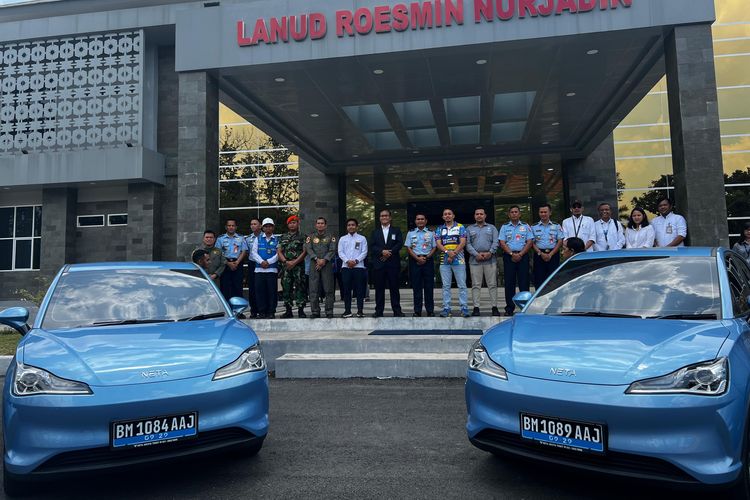 Neta V jadi taksi listrik di Bandara Sultan Syarif Kasim II (SKK II), Kota Pekanbaru, Riau.