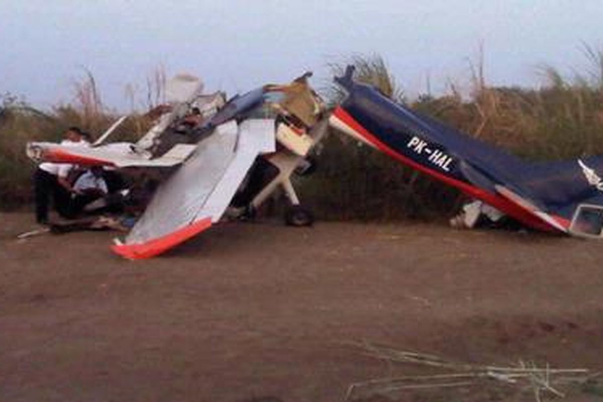 Inilah kondisi pesawat Cessna yang jatuh di Kuningan, Jawa Barat, Senin (2/7/2012). Dalam kecelakaan ini pilot Heru Fahrudin (44) meninggal, sementara dua siswanya dalam kondisi kritis.