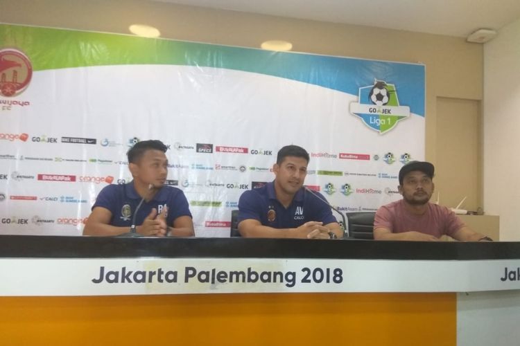 Pelatih Sriwijaya FC Alfredo Vera dan Rizky ketika memberikan keterangan pers sebelum mengehadapi Perseru Serui di stadion Gelora Sriwijaya Jakabaring ,(GSJ) Palembang, Sumatera Selatan, (28/10/2018).
