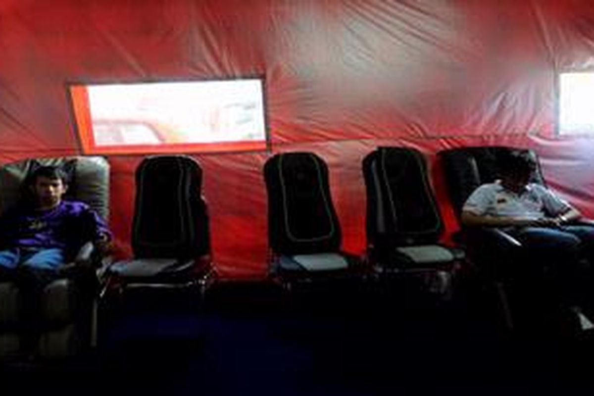 Fasilitas pijat disediakan di rest area kilometer 57 Tol Jakarta-Cikampek, Rabu (15/8/2012). Layanan yang sediakan pengelola rest area di sepanjang jalur mudik tersebut membuat pengunjung kembali segar sebelum melanjutkan perjalanan.  