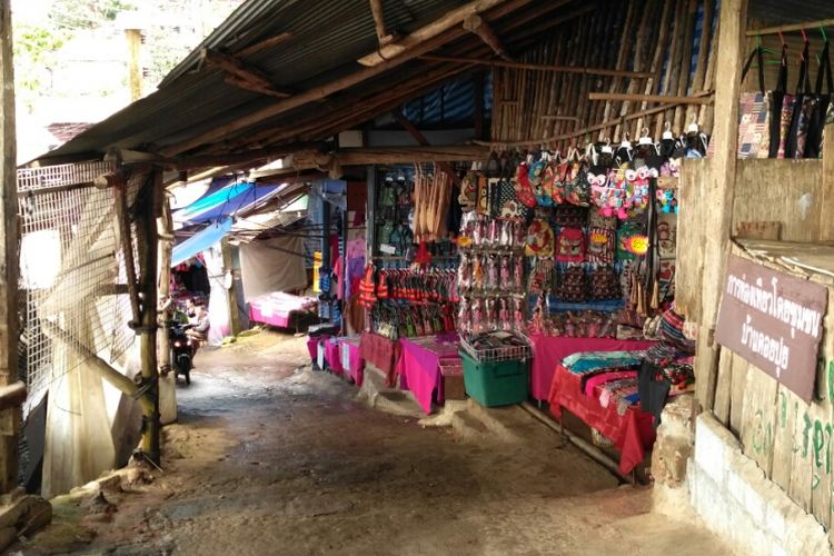 Berbelanja di Hmong Village, Chiang Mai, Thailand. 