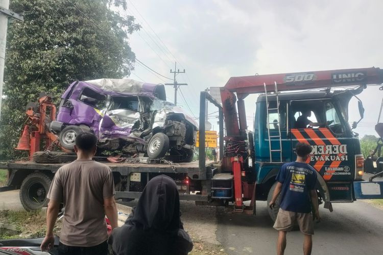 Proses pemindahan ambulans RSUD Gambiran Kota Kediri yang tertabrak KA Matarmaja di Desa Nyawangan, Kecamatan Kras, Kabupaten Kediri, Jawa Timur, Rabu (4/12/2024).