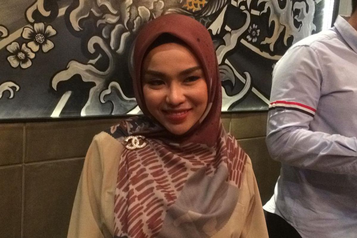 Medina Zein dalam jumpa pers terkait pelaporannya terhadap artis Irwansyah terkait kasus penggelapan di kawasan Senopati, Jakarta Selatan, Jumat sore (18/10/2019).