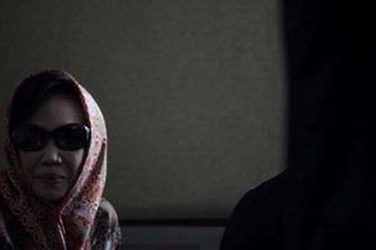 Terdakwa Nunun Nurbaetie menanti persidangan dimulai di Pengadilan Tindak Pidana Korupsi, Jakarta, Rabu (7/3/2012).  