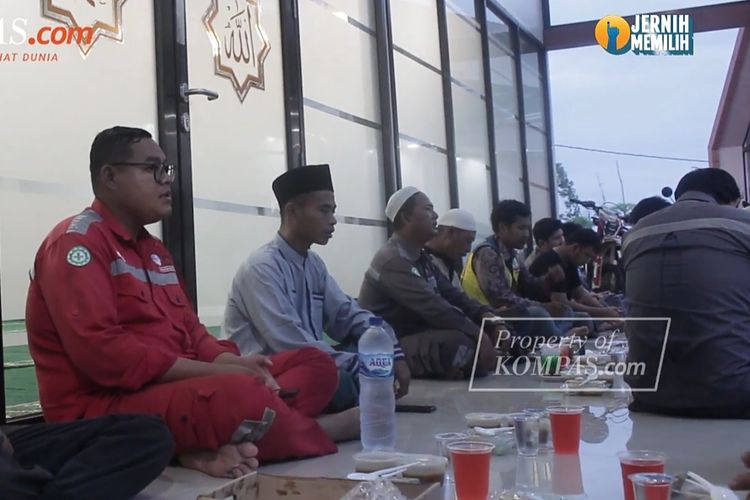 Para pekerja konstruksi Ibu Kota Nusantara (IKN) tengah menanti saat berbuka