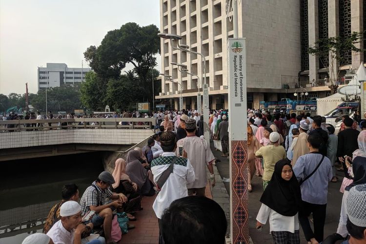 Suasana Minggu (11/8/2019) Pagi Ketika Warga Berbondong Bondong Memasuki Masjid Istiqlal untuk Menunaikan Ibadah Shalat Id dalam Rangka Hari Raya Idul Adha 1440 Hijriah