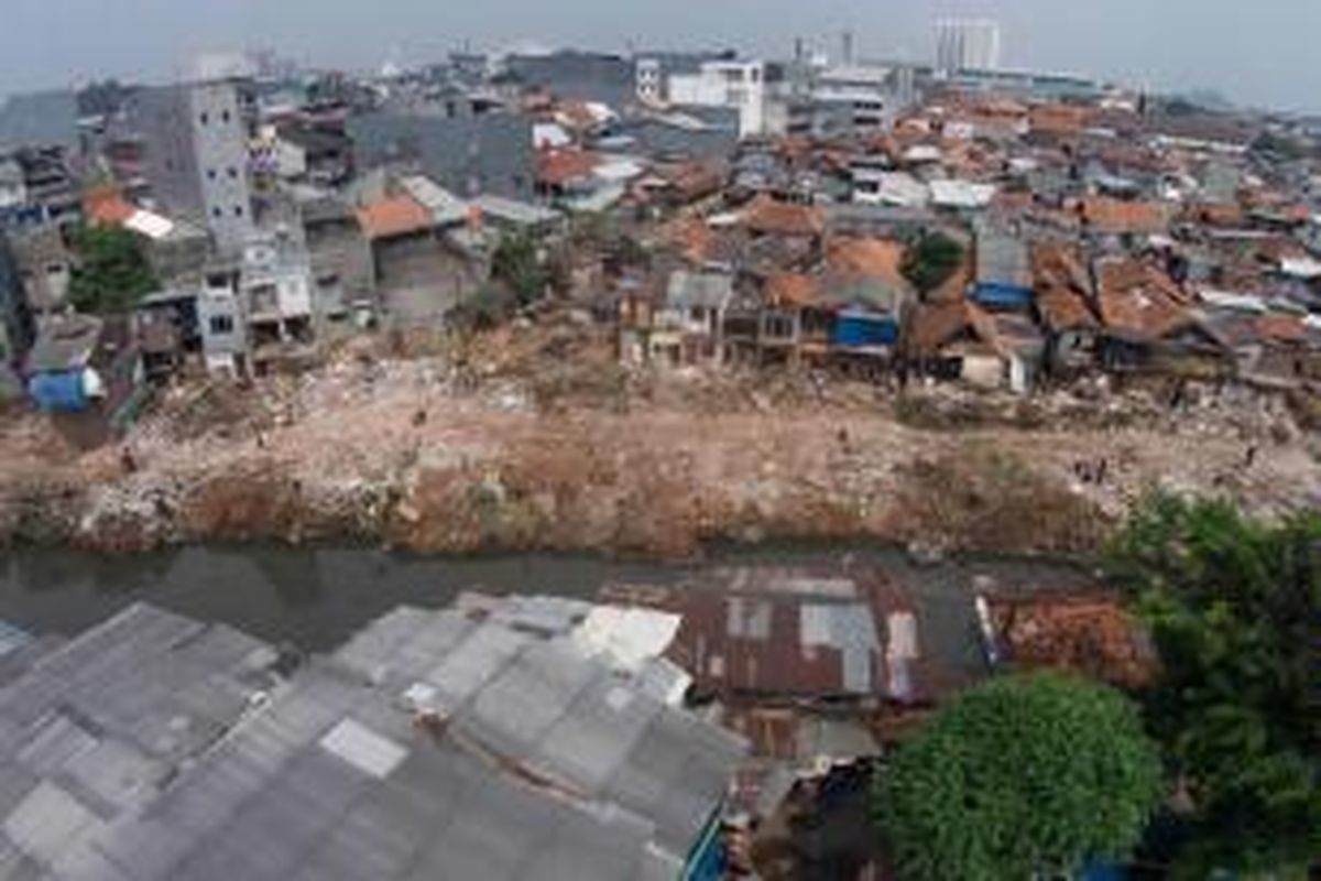 Kondisi Kampung Pulo usai digusur oleh Pemprov DKI, di Kampung Melayu, Jatinegara, Jakarta Timur, Sabtu (22/8/2015). Penggusuran dilakukan untuk normalisasi Kali Ciliwung.