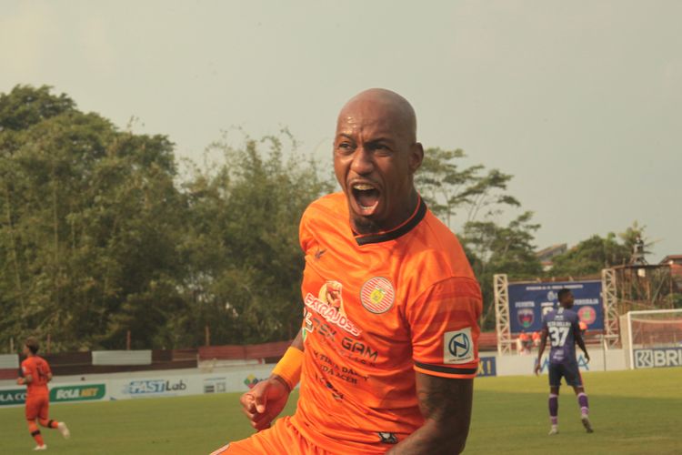 Striker Persiraja, Paulo Henrique, selebrasi setelah mencetak gol ke gawang Persita Tangerang, Sabtu (16/10/2021).