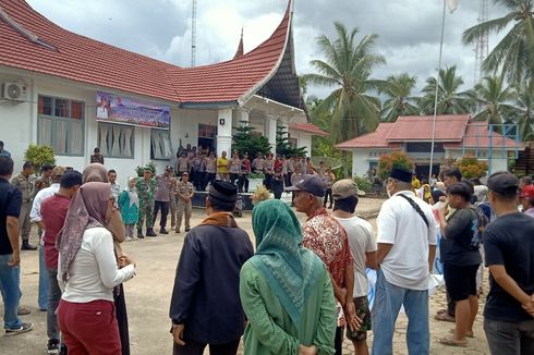 Polemik Bantuan Bencana di Pesisir Selatan, Warga Demo Minta Camat Dicopot