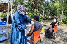 Bukan di Rumah Sakit, Warga Malang Disuntik Vaksin di Taman, Ini Tujuannya