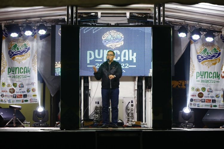 Plt Bupati Bogor Iwan Setiawan saat memberi sambutan di event Puncak Fest, di kawasan Puncak Bogor, Kecamatan Megamendung, Kabupaten Bogor, Jawa Barat, Sabtu (31/12/2022) malam.