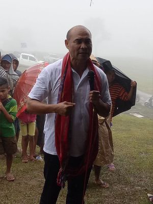 Viktor Bungtilu Laiskodat saat bersama warga Lelogama, Kecamatan Amfoang Selatan, Kabupaten Kupang, Nusa Tenggara Timur (NTT), Sabtu (20/1/2018)