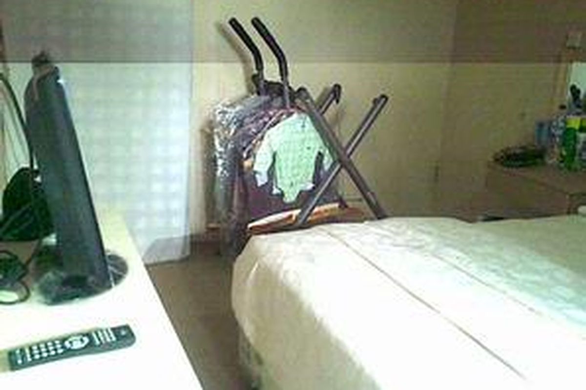 Alat kebugaran terlihat di kamar tahanan Artalyta Suryani, di blok Anggrek Rutan Pondok Bambu Jakarta, Senin (11/1/2010). Saat wartawan memasuki ruang tahanan Artalyta, alat kebugaran ini tampak beralih fungsi menjadi tempat gantungan baju.