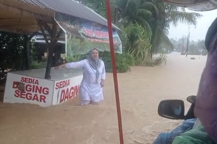 Puluhan Kepala Keluarga di Kuranji Padang Terjebak Banjir, Tim SAR Evakuasi