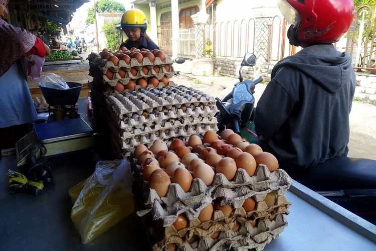 Pedagang telur di Pasar Templek Kota Blitar, Jawa Timur, memajang telur afkir atau bentes di kiosnya, Jumat (3/6/2022)