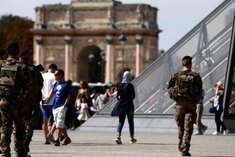 Tentara berpatroli di sekitar Museum Louvre, Paris, ibu kota Perancis.
