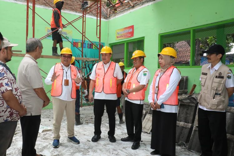 Penjabat (Pj) Wali Kota (Walkot) Malang Iwan Kurniawan saat meninjau gedung sekolah SD Negeri Ketawanggede yang rusak berat dan akan direhabilitasi, Rabu (13/11/2024).