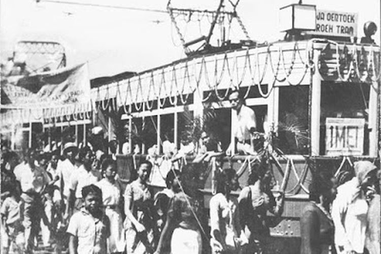 Kelompok buruh kiri merayakan hari Buruh pada 1 Mei 1947 di Jakarta.