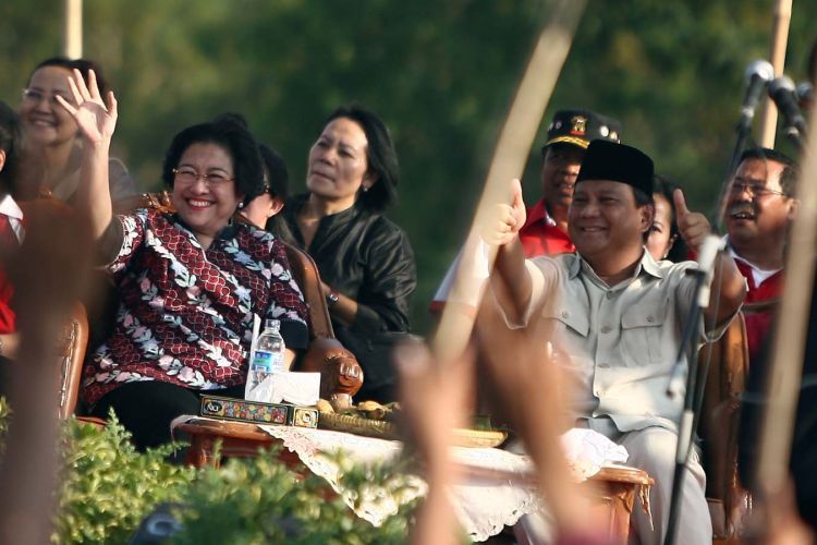 Calon presiden Megawati Soekarnoputri dan calon wakil presiden Prabowo Subianto menyapa warga saat memperingati hari lahir ke-108 Soekarno di Monumen Kebulatan Tekad Rengasdengklok, Karawang, Jawa Barat, Sabtu (6/6/2009). Acara tersebut dihadiri oleh ribuan simpatisan kedua tokoh tersebut.
