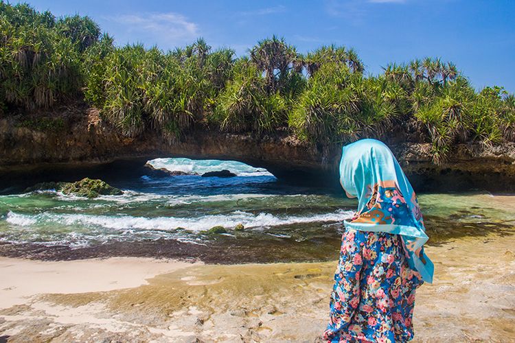 Pantai Wayang dengan karang yang berlubang di kawasan Pantai Srau 2.