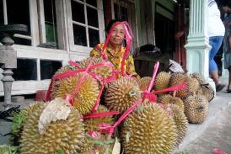 Seorang warga lereng Gunung Kelud di Desa Sugihwaras, Kecamatan Ngancar, Kabupaten Kediri, Jawa Timur menjajakan durian hasil kebunnya.