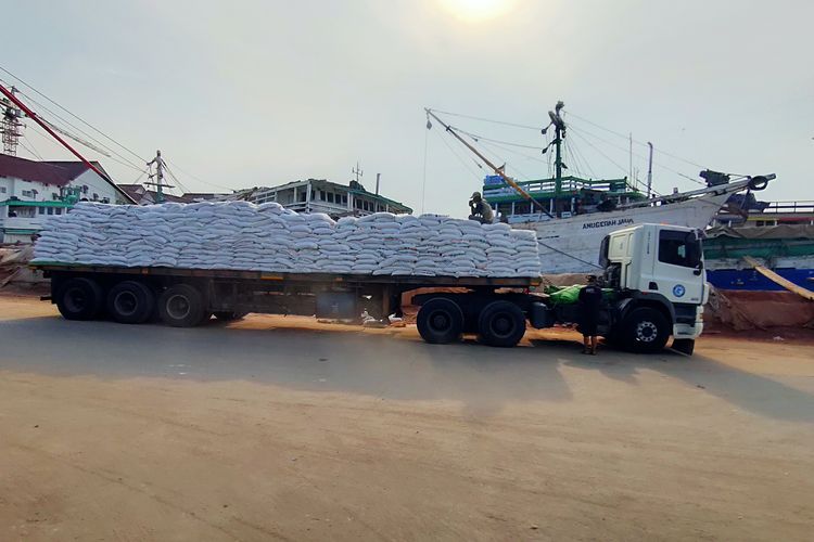 Truk di Pelabuhan Sunda Kelapa, Jakarta Utara