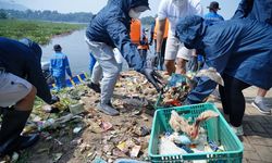 Amorepacific Indonesia Bersihkan Sampah di Sungai Citarum