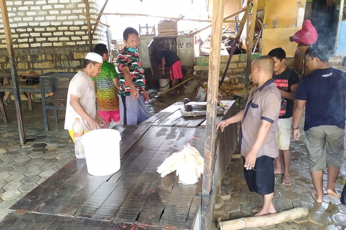 Pedagang pasar Parteker membenahi lapak dan peti barang setelah terendam banjir mulai Senin (11/2/2021) kemarin. 90 pedagang di pasar tersebut mengungsi ke jalan protokol Kelurahan.