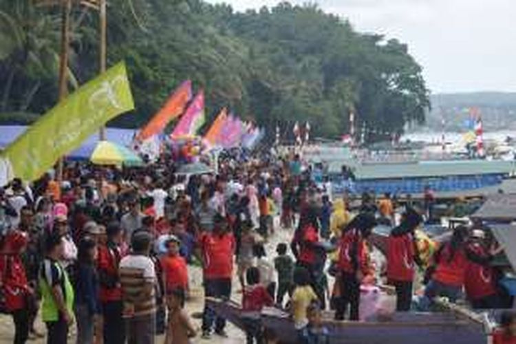 Pantai Lakorapo menjadi tempat wisata andalan untuk datang bertamasya bersama keluarga. Ratusan pengunjung mengikuti acara Festival Pantai Pulau Makassar, Kota Baubau, Sulawesi Tenggara,  beberapa waktu lalu.  