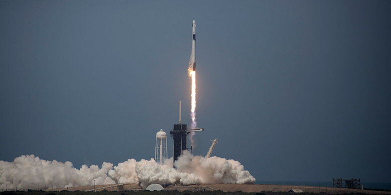Roket perdana SpaceX bernama Crew Dragon berisi dua astronot AS diluncurkan dari Florida, lokasi yang sama dengan peluncuran misi Apollo. 