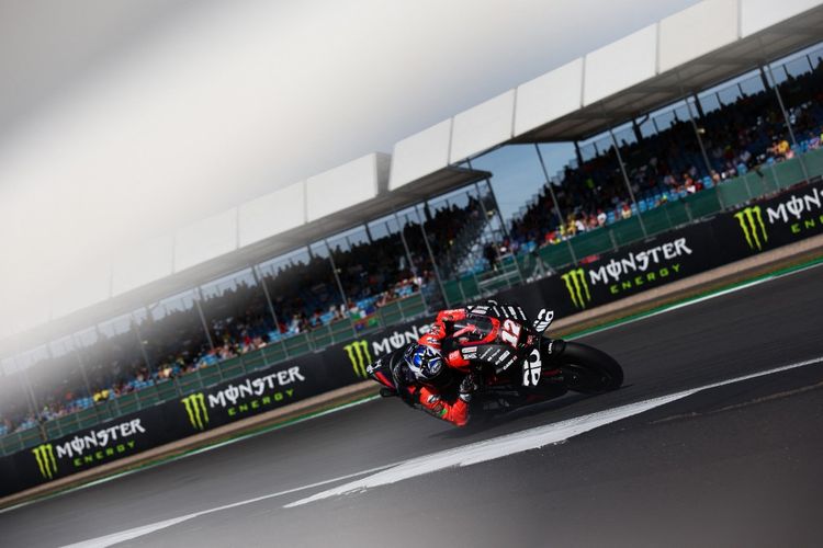 Maverick Vinales saat berlaga pada MotoGP Inggris 2022. (Photo by Adrian DENNIS / AFP)