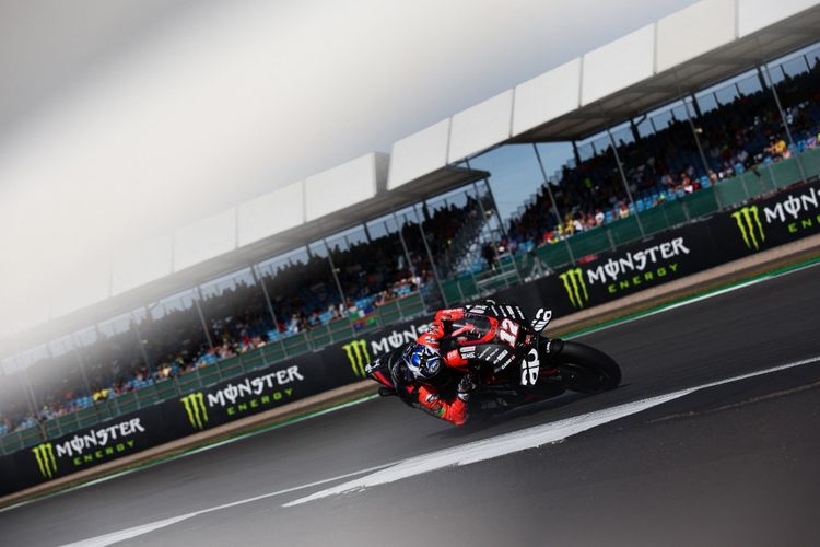 Maverick Vinales saat berlaga pada MotoGP Inggris 2022. Artikel ini menyajikan jadwal MotoGP Argentina 2023. (Photo by Adrian DENNIS / AFP)