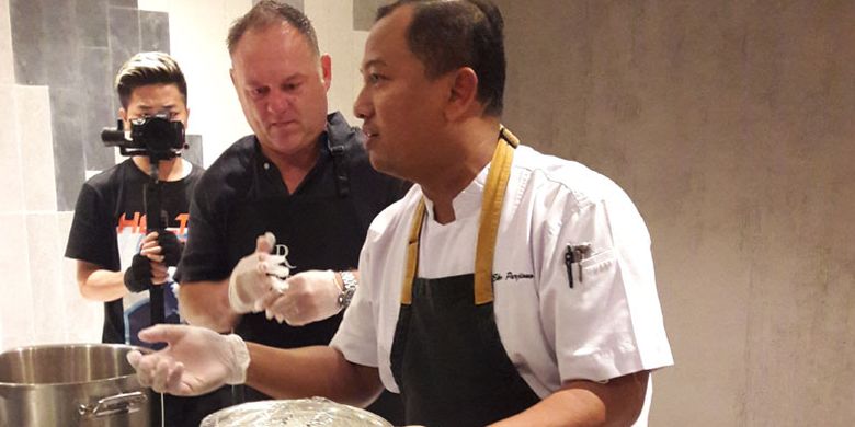 Cara membuat tahu isi diperagakan chef Eko (kanan) didampingi Brad Edman (tengah), General Manager Renaissance Bali Uluwatu Resort & Spa, Senin (4/6/2018) malam. 