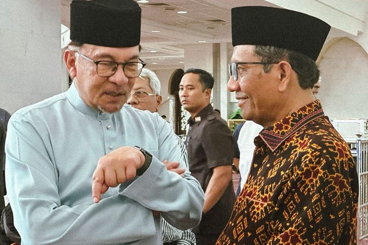 Perdana Menteri Malaysia Anwar Ibrahim (kiri) dan calon wakil presiden nomor urut 3, Mahfud MD (kanan) berbincang serius di Masjid, Malaysia, Jumat (8/12/2023).