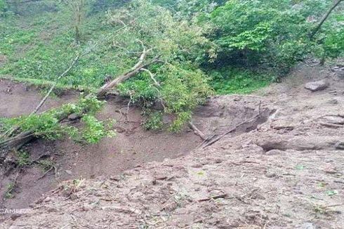 Tertutup Longsor, Akses Jalan Dua Desa di Sikka Putus Total