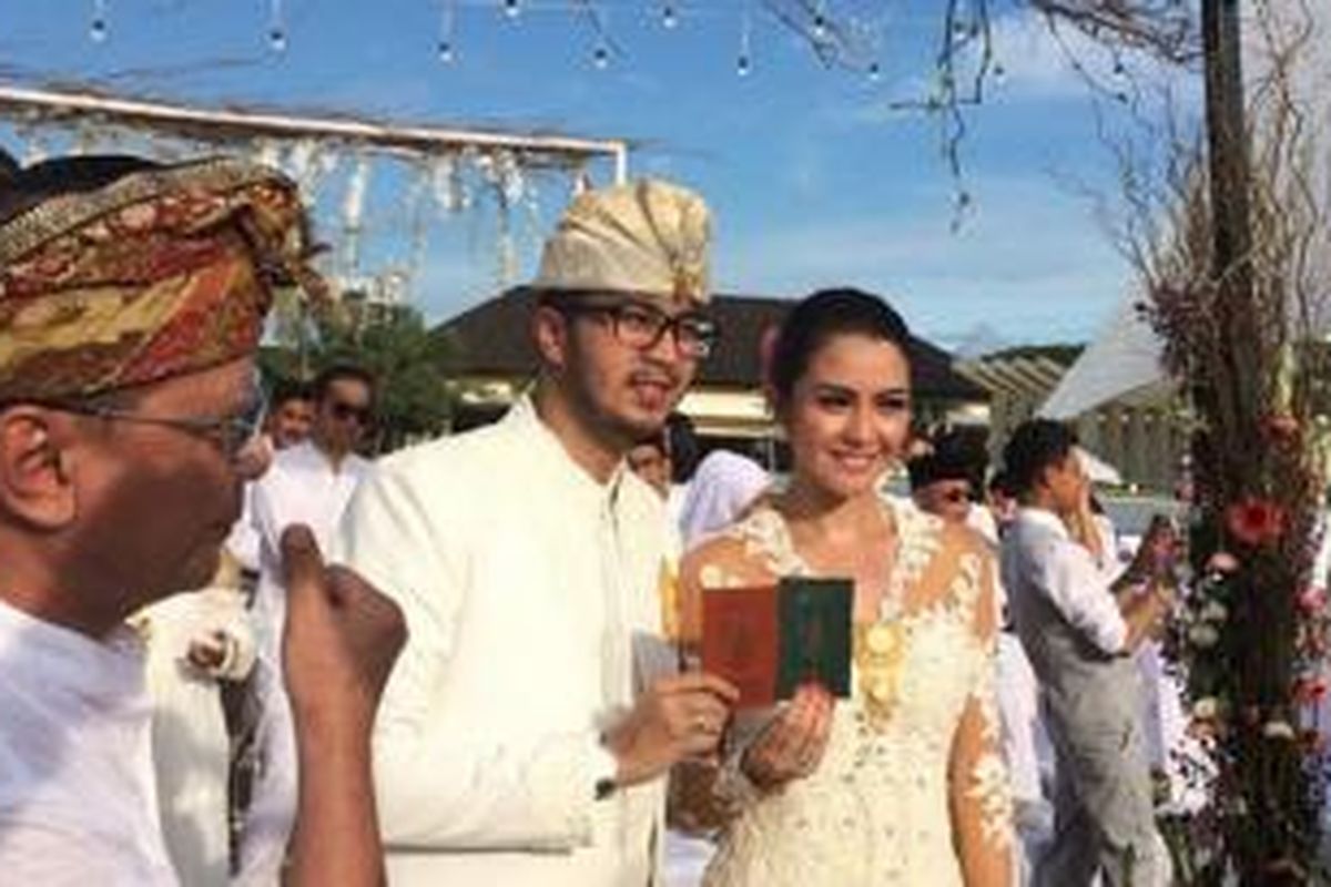 Rendy Aditya Gunawan dan Revalina Sayuti Temat resmi menikah di The Ritual, Uluwatu, Bali, Minggu (15/3/2015) sore. 