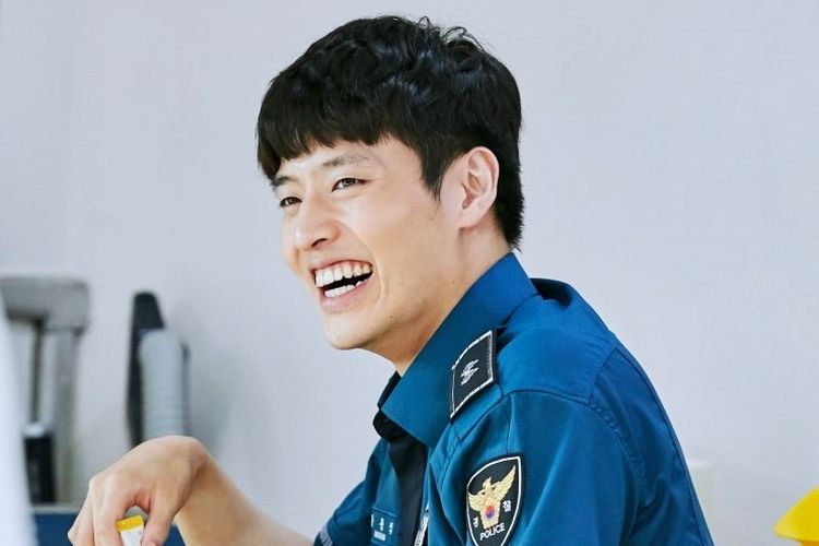 Kang Ha Neul saat berperan sebagai Hwang Yong Sik dalam drama When the Camellia Blooms yang tayang di  KBS pada 2019.